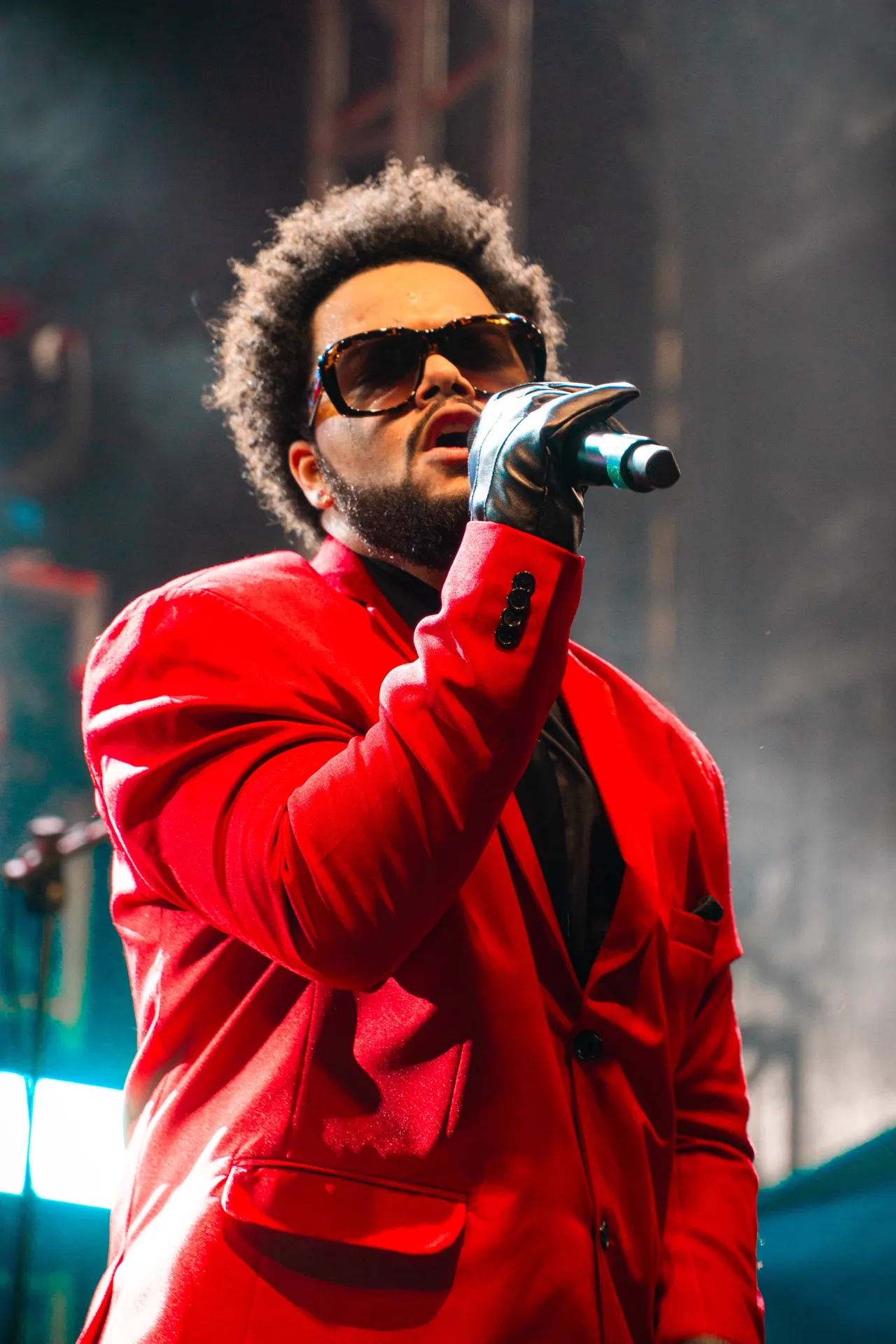 Marcos Kennedy singing during a show